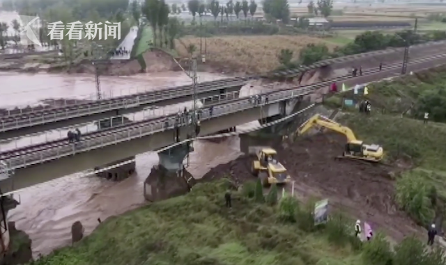 山西昌源河大桥桥台被冲垮 火车连同铁轨悬空