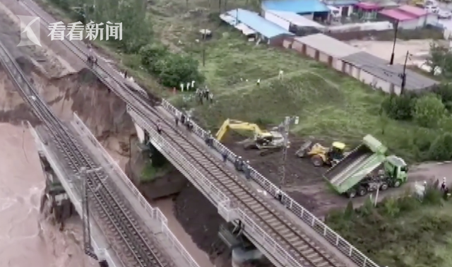 山西昌源河大桥桥台被冲垮 火车连同铁轨悬空