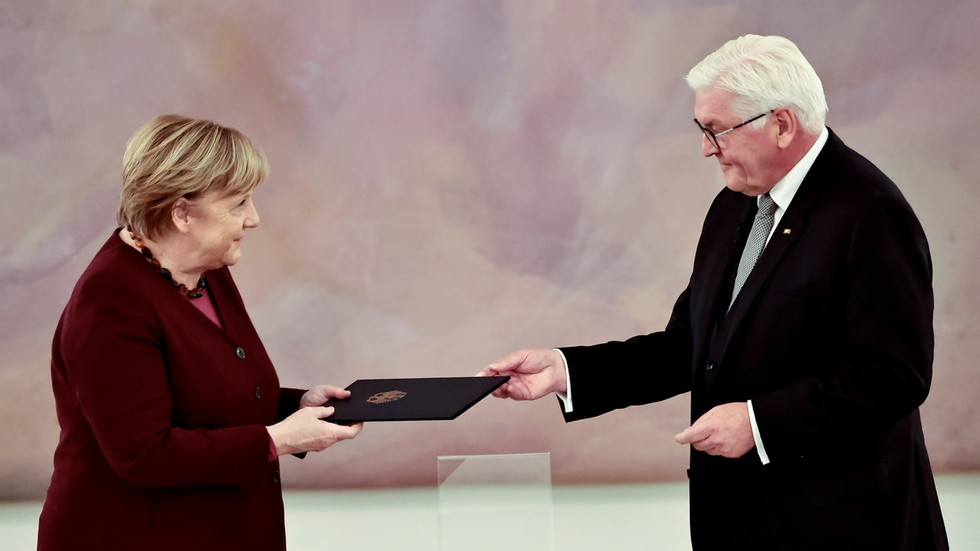默克尔正式卸任德国总理（德国总统施坦因迈尔26日正式解除了默克尔担任总理的职务）